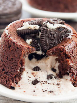 photo of an oreo lava cake