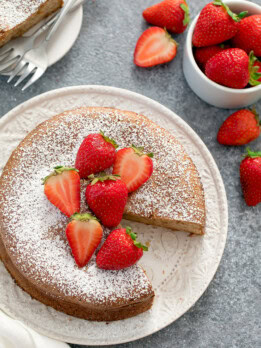 overheat photo of a peanut butter cake garnishes with strawberries