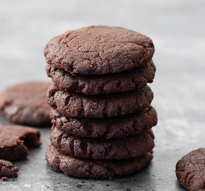 a stack of chocolate cookies.