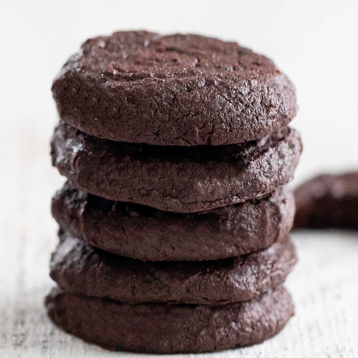 a stack of five chocolate cookies.