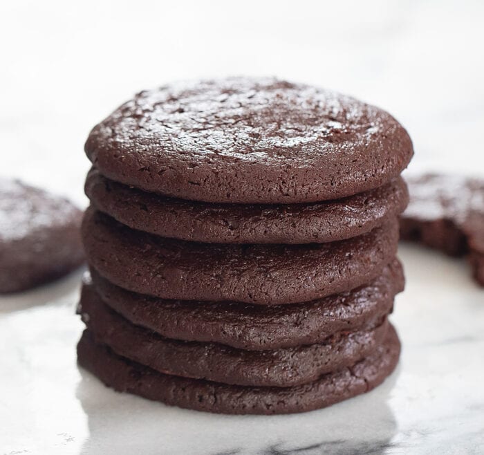 a stack of six chocolate fudge cookies.