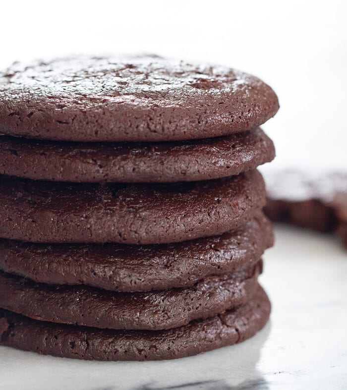 a stack of six cookies.