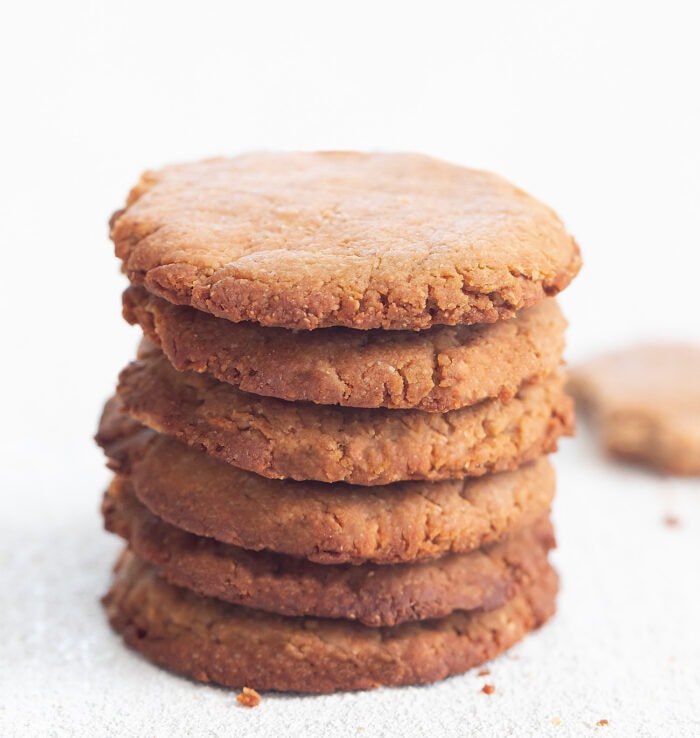 a stack of crispy cookies.