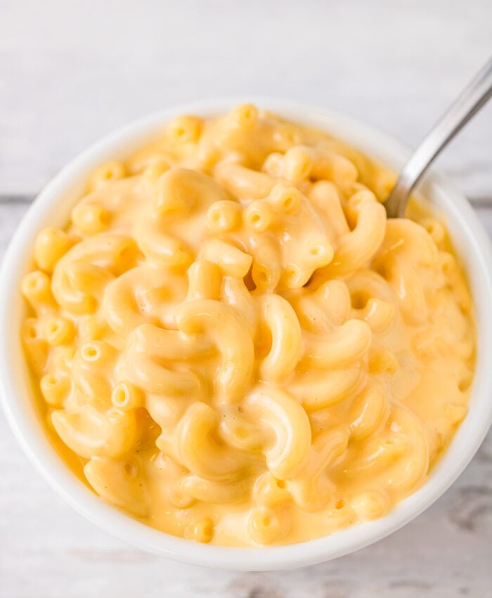 a bowl of macaroni and cheese.
