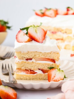 3 Ingredient No Bake Strawberry Cake - Kirbie's Cravings