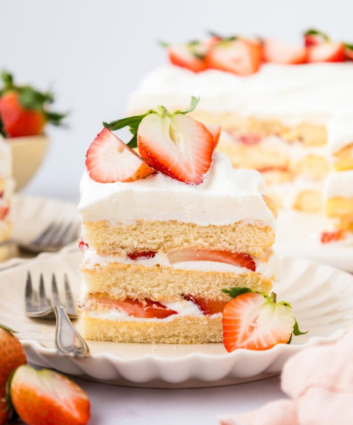 3 Ingredient No Bake Strawberry Cake - Kirbie's Cravings