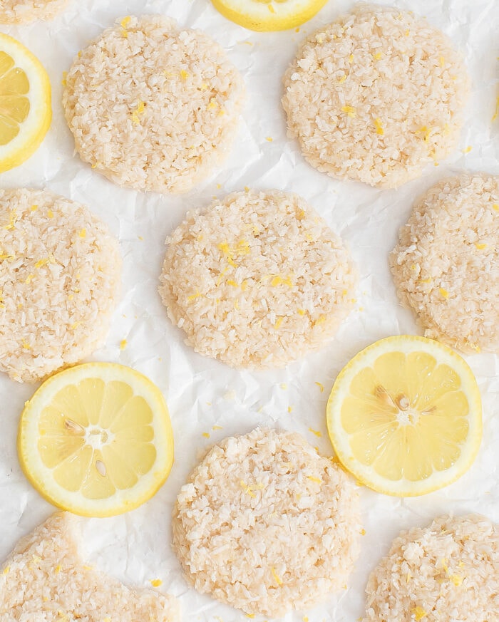 Lemon cookies with lemon slices around them