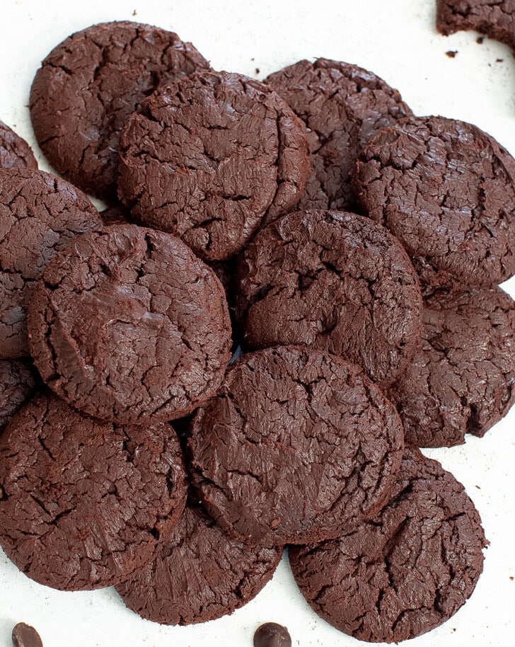 Chocolate cookies in a pile
