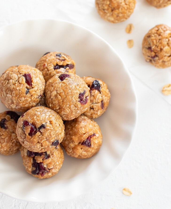 Oatmeal balls with dried fruit
