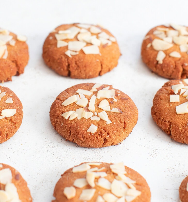 Cookies with chopped almond slices on top