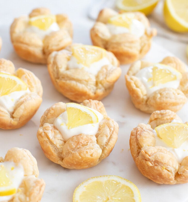 Cheesecake bites with a yogurt cheesecake filling
