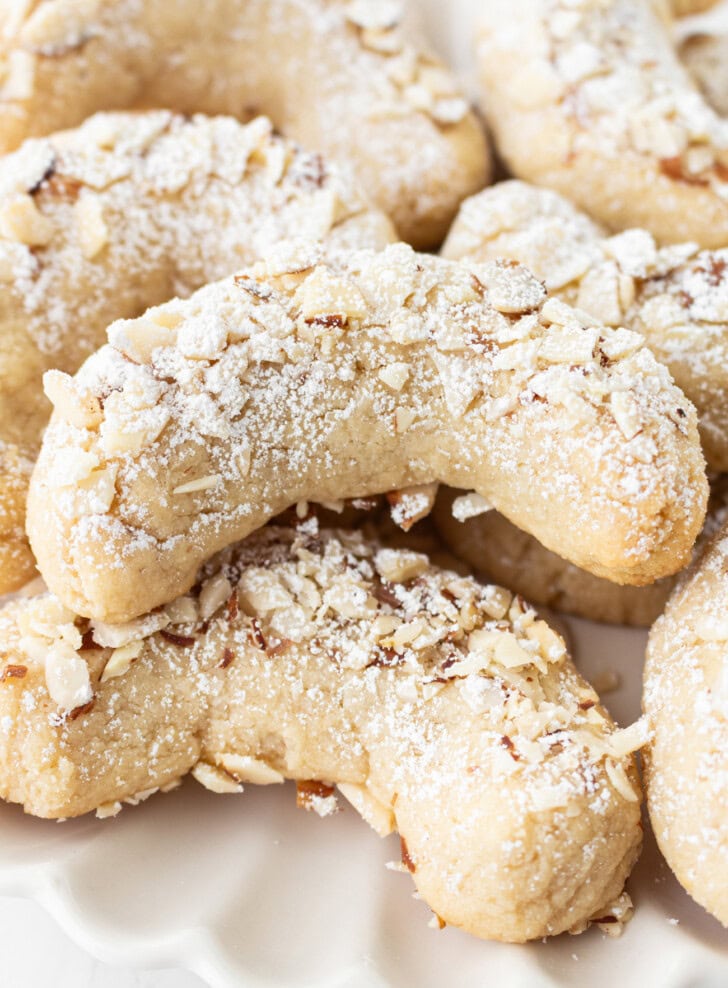 Cookies with chopped almonds and powdered sugar on top